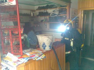 Extinguido un incendio nunha zapatería situada no  nº 7 da Rúa Rinlo, no Concello de Rianxo